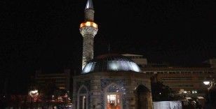 İzmir’de tüm camilerden aynı anda sela sesleri yükseldi

