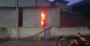 Fabrikada çıkan yangında dumandan etkilenen 6 kişi tedavi edildi
