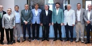 Bursaspor’un yeni Divan Kurulu Başkanı Gökhan Tuzlacıoğlu, kulübü ziyaret etti
