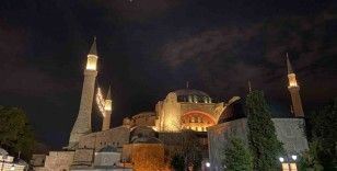 15 Temmuz’un 8’inci yıl dönümünde İstanbul’da camilerde sela okundu
