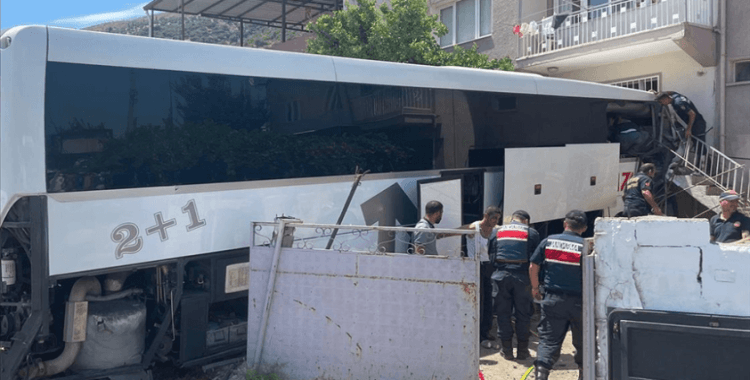 Aydın'da yolcu otobüsünün eve çarpması sonucu 1 kişi hayatını kaybetti