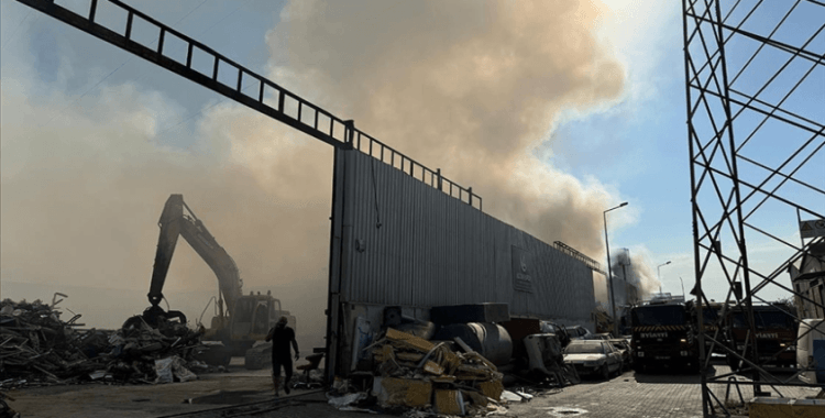 Aydın'da geri dönüşüm fabrikası deposundaki yangına müdahale ediliyor