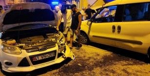 Yalova'da kontrolden çıkan hafif ticari araç 2 otomobile çarptı
