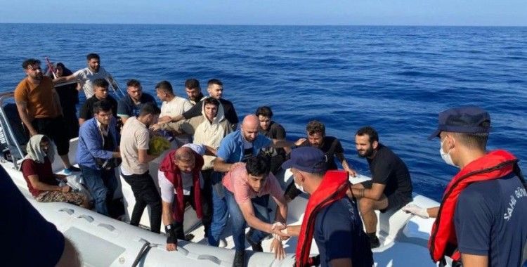Fethiye'de 25 düzensiz göçmen kurtarıldı, 2 göçmen kaçakçısı yakalandı