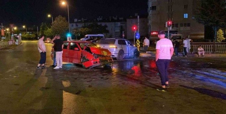 Kayseri’de 2 otomobil çarpıştı: 4 yaralı
