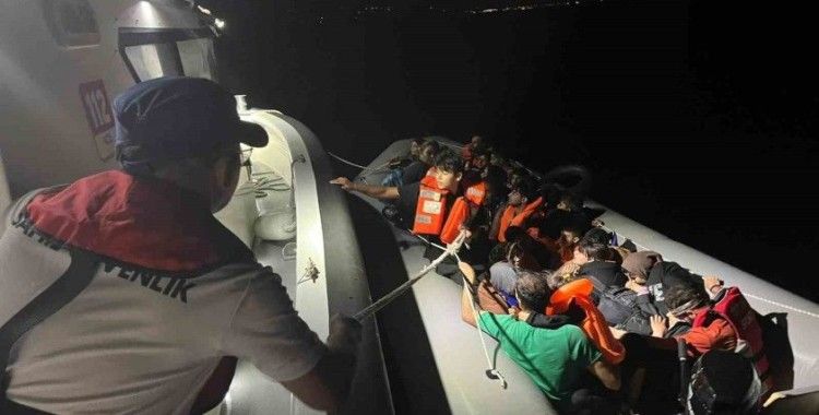 İzmir açıklarında 132 kaçak göçmen karaya çıkartıldı

