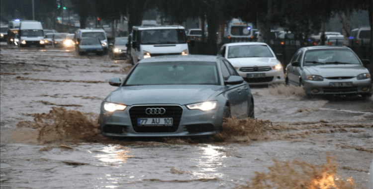 Erzurum'da sağanak nedeniyle evleri su bastı, araçlar yolda mahsur kaldı