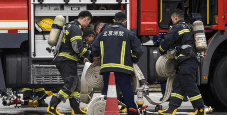 Çin'de 14 katlı AVM'de yangın: 16 ölü