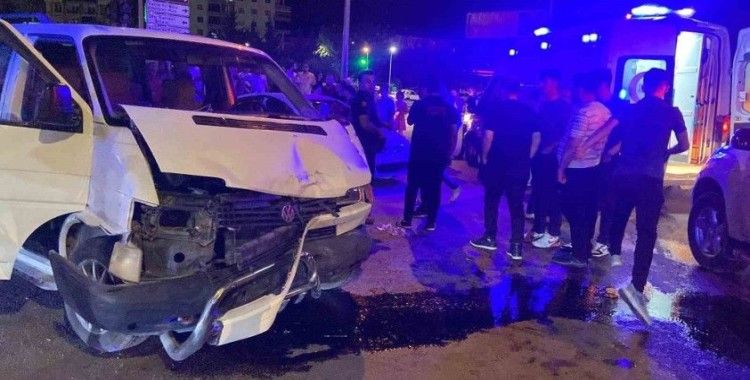 Aksaray’da minibüs ile otomobil çarpıştı: 3 yaralı
