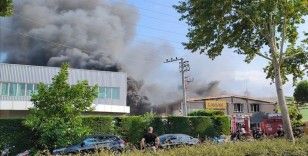 Bursa'da sandalye fabrikasında çıkan yangına müdahale ediliyor