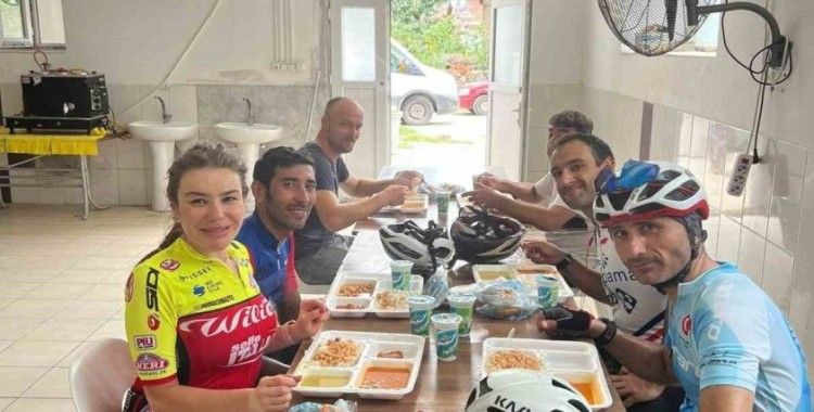 Tur yapan bisikletçiler Mihalgazi’de düğüne konuk oldu
