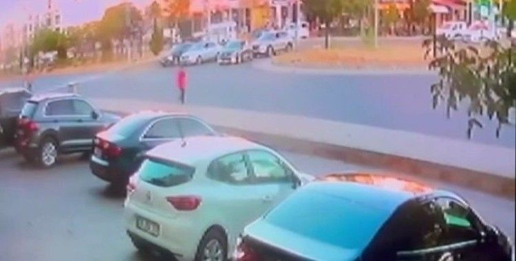 Bingöl’de yolun karşısına geçmeye çalışan çocuğa otomobil çarptı... Feci kaza kamerada
