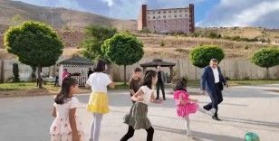 Vali Karaömeroğlu, çocuk evlerinde kalan çocukları ziyaret etti
