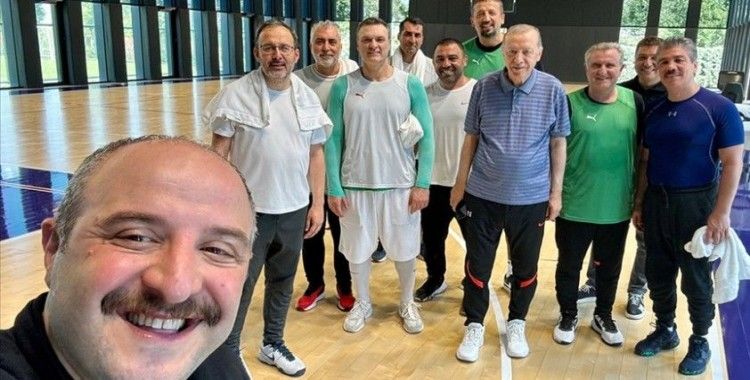 Cumhurbaşkanı Erdoğan basketbol sahasında ter attı