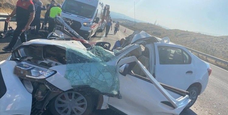 Gaziantep'te otomobilin tıra çarpması sonucu 1 kişi öldü, 6 kişi yaralandı