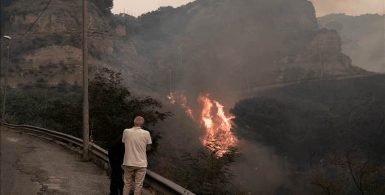 İtalya'nın Puglia bölgesinde orman yangını nedeniyle 1000'den fazla kişi tahliye edildi