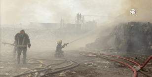 Kayseri'de kağıt fabrikası bahçesinde çıkan yangına ekiplerce müdahale ediliyor