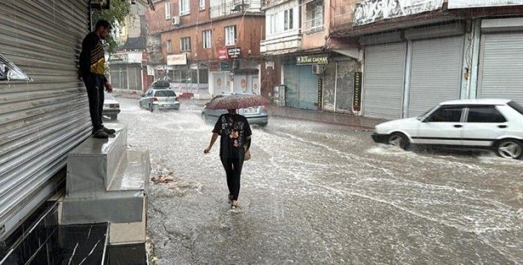 Adana'da sağanak hayatı olumsuz etkiledi