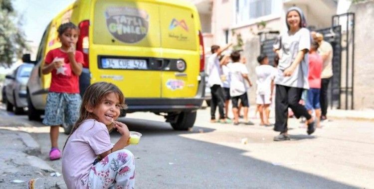 Mersin’de çocuklara limonlu dondurma ikram ediliyor
