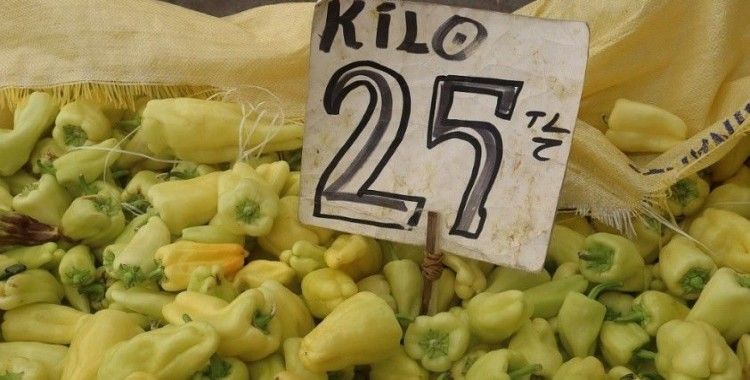 Erzincan’da yerli sebze ve meyvelerin çıkmasıyla semt pazarlarında fiyatlar düştü

