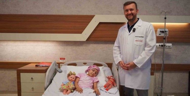 Tanısı konulamayan küçük Zeynep, kanseri robotik cerrahi ile yendi
