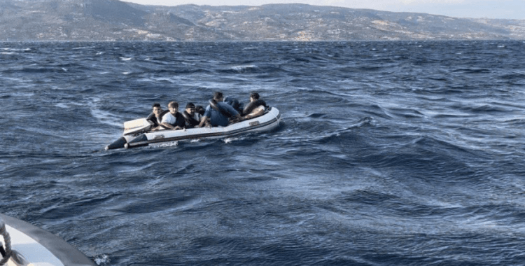 Ayvacık açıklarında 10 kaçak göçmen kurtarıldı, 12 kaçak göçmen yakalandı