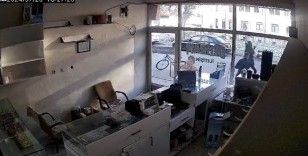 Karlıova’daki deprem anı güvenlik kameralarına yansıdı
