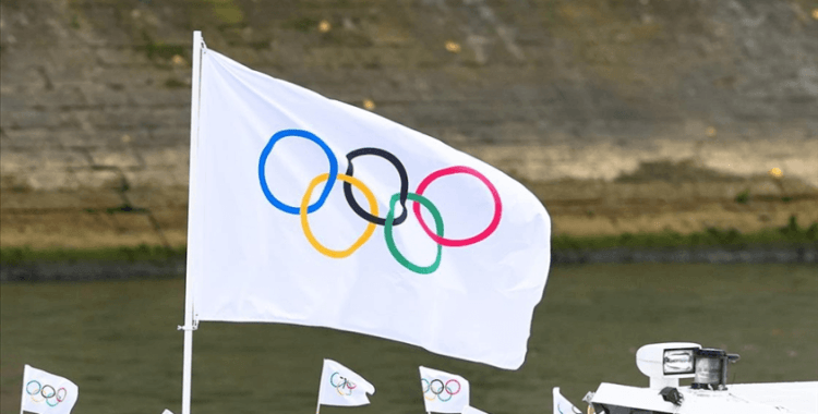 Fransız koşucu, Olimpiyat açılışında başörtüsüne izin verilmediği için şapka takmak zorunda kaldı