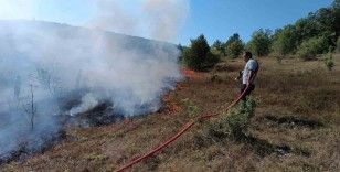 Mezarlıkta çıkan yangın ormana sıçramadan söndürüldü
