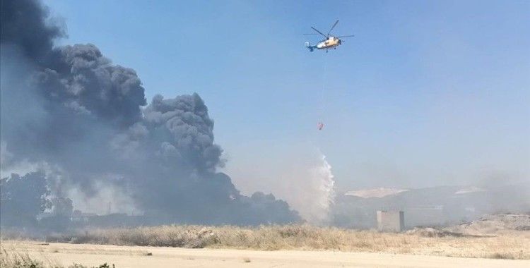 Mersin'de eski kağıt fabrikası alanında çıkan yangına müdahale ediliyor