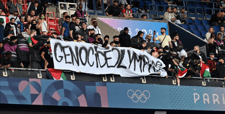 Olimpiyatlardaki futbol maçında İsrail'i protesto için 'Soykırım Olimpiyatları' pankartı açıldı