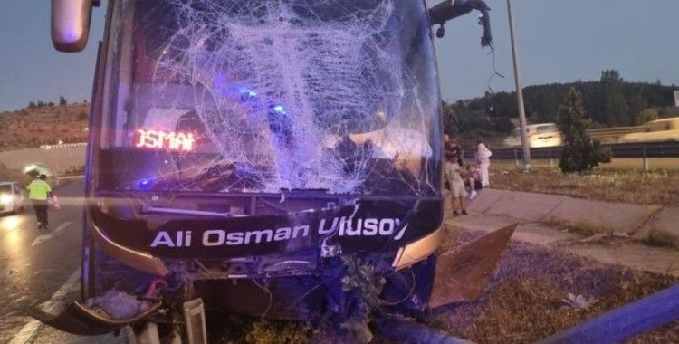 Afyonkarahisar'da otobüs bariyerlere çarptı: 2 yaralı