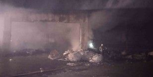 Ümraniye’de atık kağıt geri dönüşüm tesisinde çıkan yangın söndürüldü
