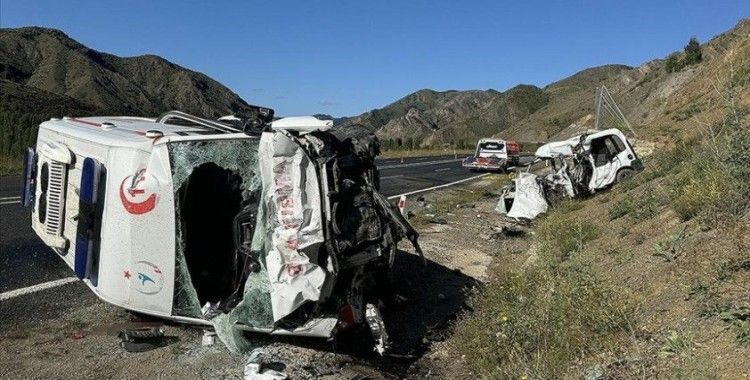 Erzurum'da ambulans ile hafif ticari aracın çarpışması sonucu 4 kişi hayatını kaybetti