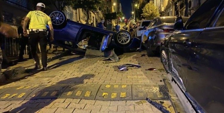 Beşiktaş'ta park halindeki araçlara çarpan otomobil takla attı