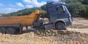 Sultangazi'de döküm sahasında tekrar toprak kaydı, hafriyat kamyonu asılı kaldı