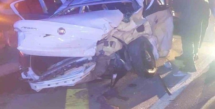 İki otomobilin çarpıştığı kazada 1 kişi öldü, 5 kişi yaralandı
