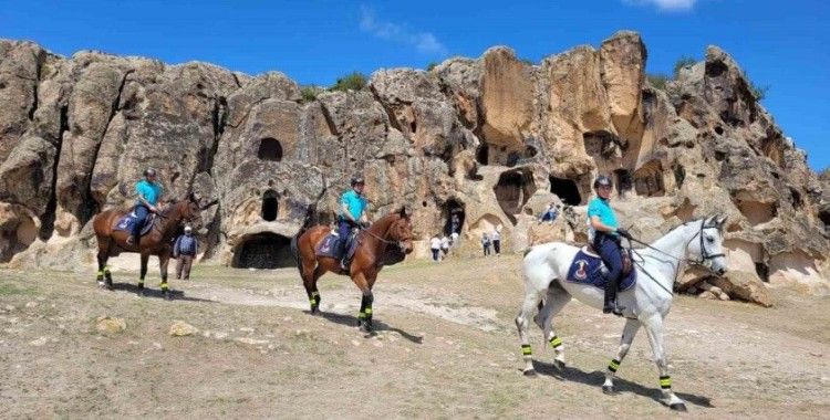 İhsaniye’de atlı birlikler görevde
