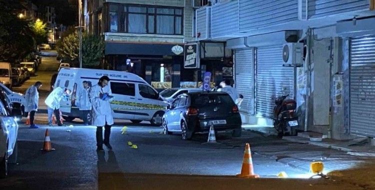 Sultangazi’de olaylı gece: Kuaföre silah ve patlayıcı maddeyle saldırdılar

