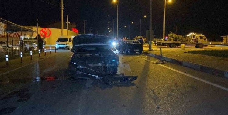 Karaman’da iki otomobil çarpıştı: 1 ölü, 5 yaralı

