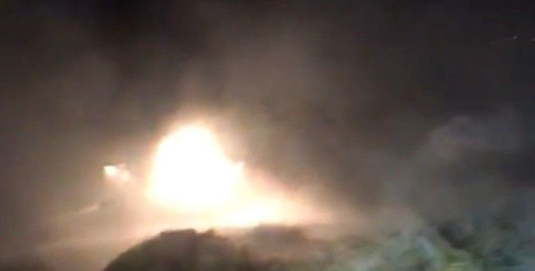 Yüksekova’da gece vakti korkutan yangın: 2 bin bağ ot yandı
