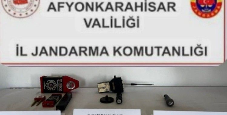 Jandarmayı görünce kaçan define avcıları kovalamaca sonrası yakalandı
