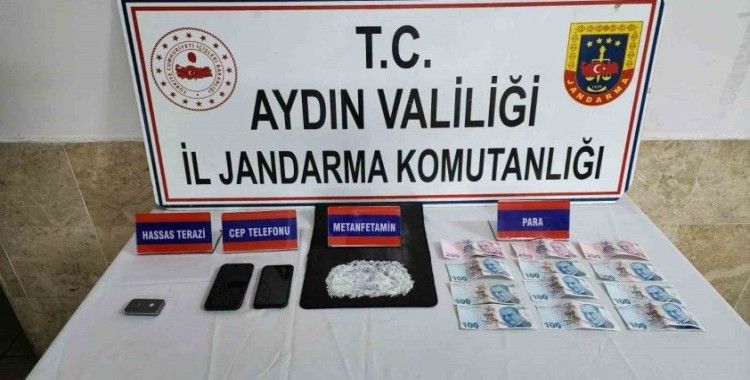 Uyuşturucuyu vites topuzuna gizlediler, jandarmadan kaçamadılar
