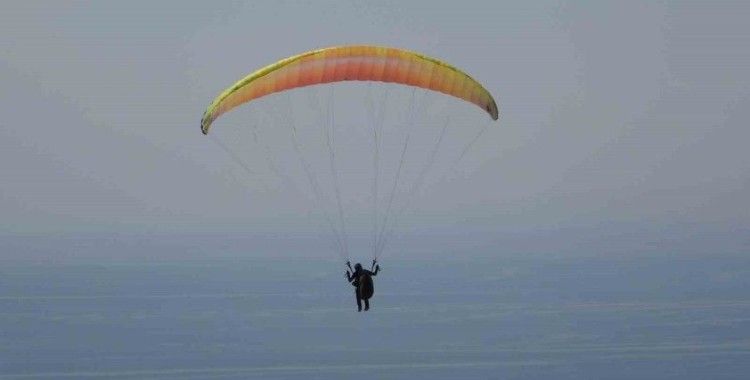 Van Gölü sahilinde yamaç paraşütü yarışması nefes kesti
