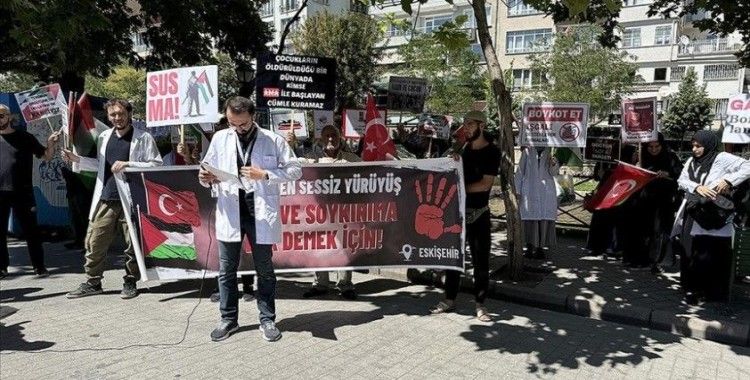 Eskişehir'de sağlık çalışanları Gazze için sessiz yürüyüşlerini sürdürdü