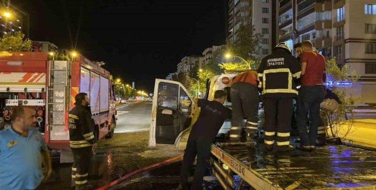 Diyarbakır’da park halindeki çekicide çıkan yangın büyümeden söndürüldü
