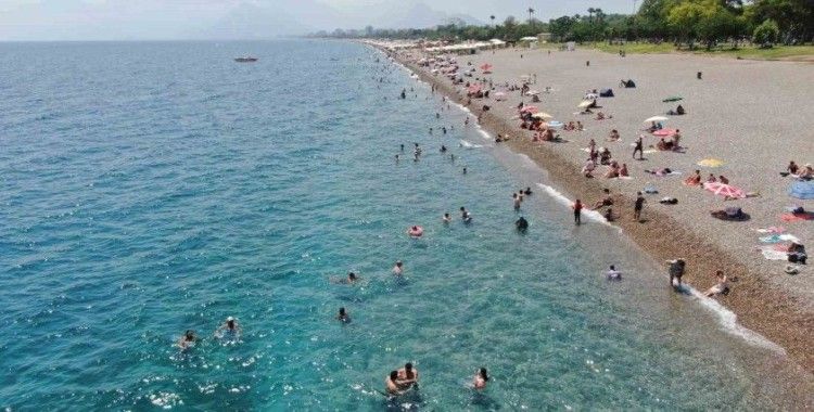Antalya’da nem yüzde 80’i buldu, sahiller doldu
