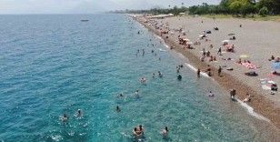 Antalya’da nem yüzde 80’i buldu, sahiller doldu
