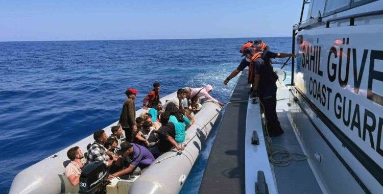 Düzensiz göçmenleri taşıyan bot arızalındı, sahil güvenlik kurtardı
