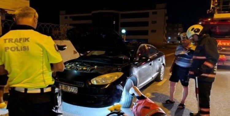 Otomobilde yılan alarmı: Meraklı gözler arasında dakikalarca otomobilde yılan aradılar
